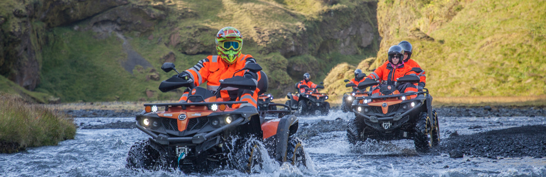 ATV-er krysser en elv i Islands ville natur.