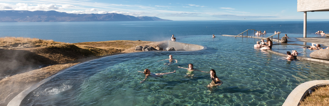 GeoSea Spa med utsikt over havet og fjellene.