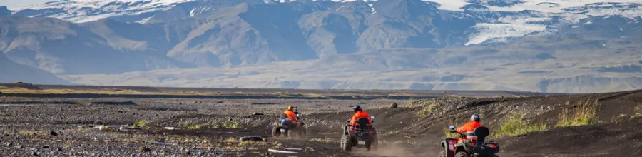 ATV-kjøring på svart sandstrand, Island.