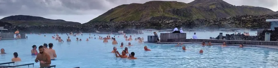 Badende i Den Blå Lagune, fotografert av Karen Kleiven.