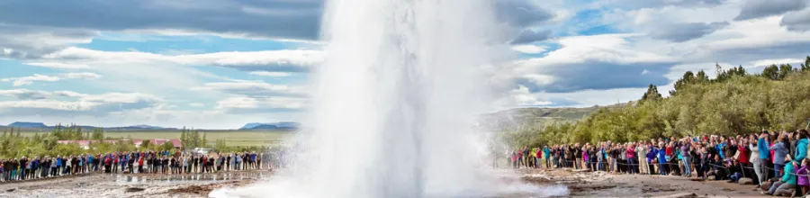 Geysiren Strokkur som spruter vann, Island.