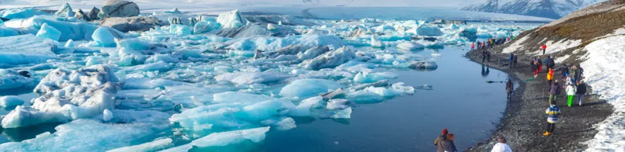 Besøkende ved Jökulsárlón isbrelagune.