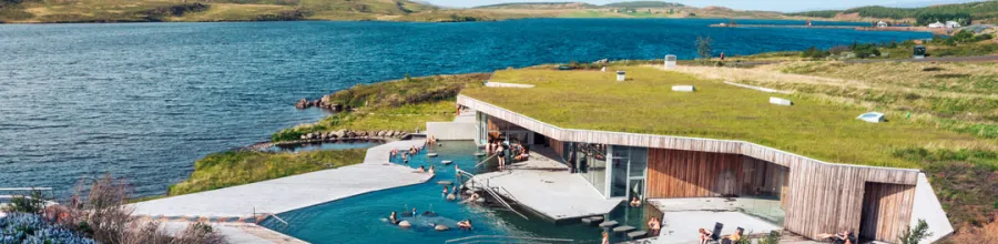 Besøkende bader i Vök Baths, Island.