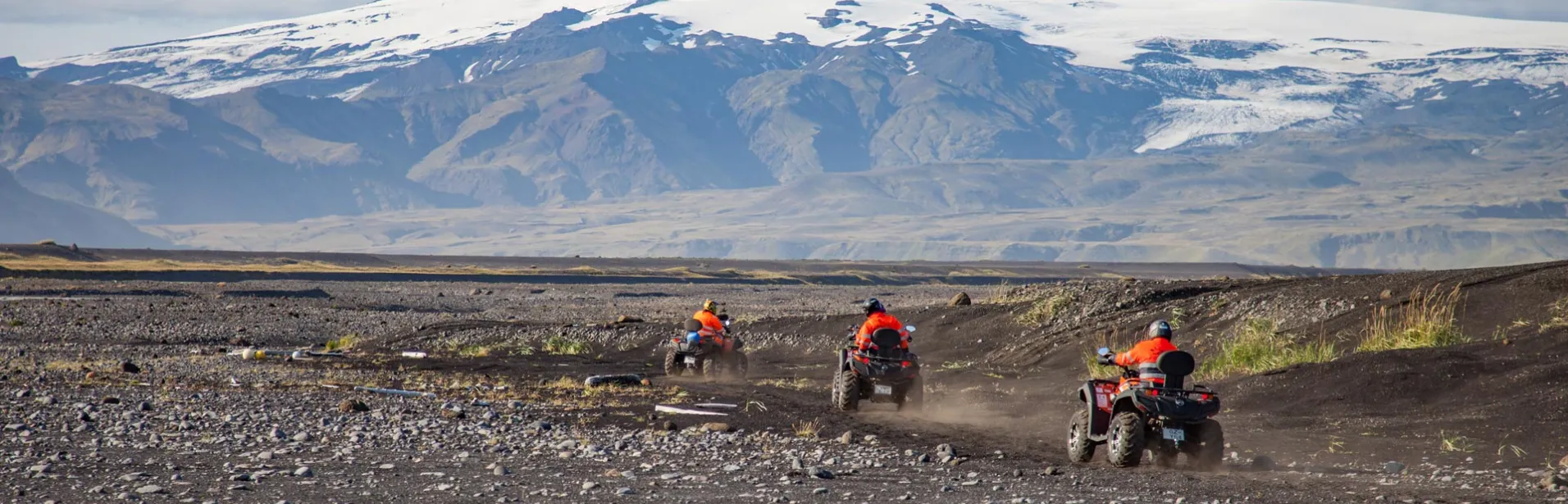 ATV-kjøring på svart sandstrand, Island.