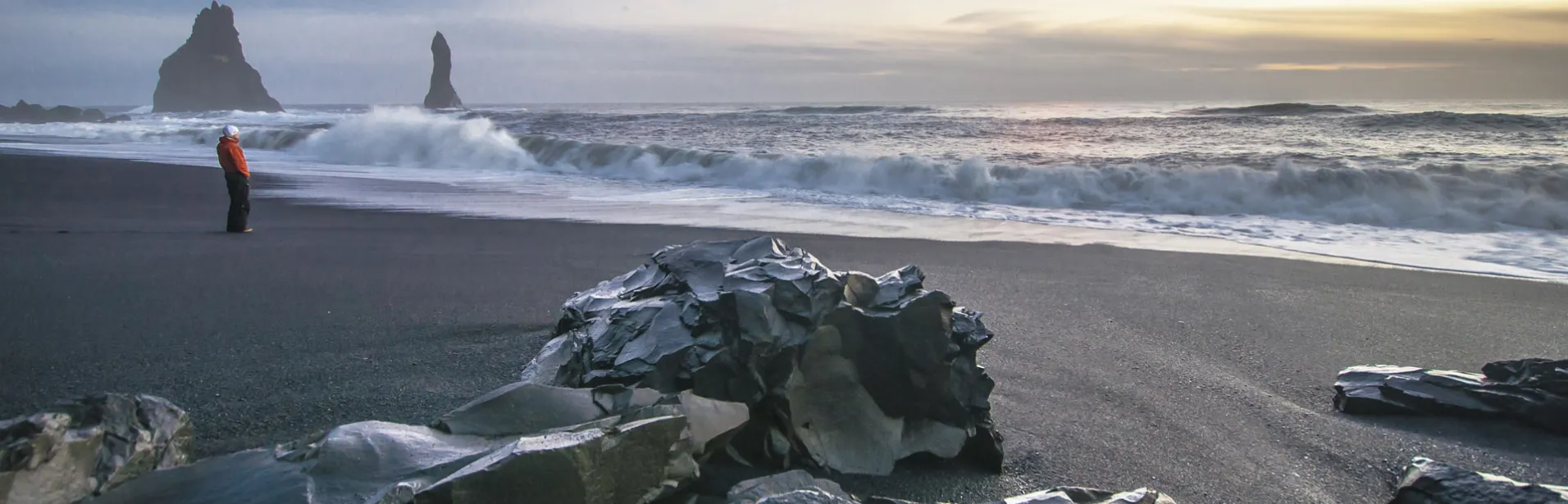 Svarte sandstranden Reynisfjara på Islands sørkyst