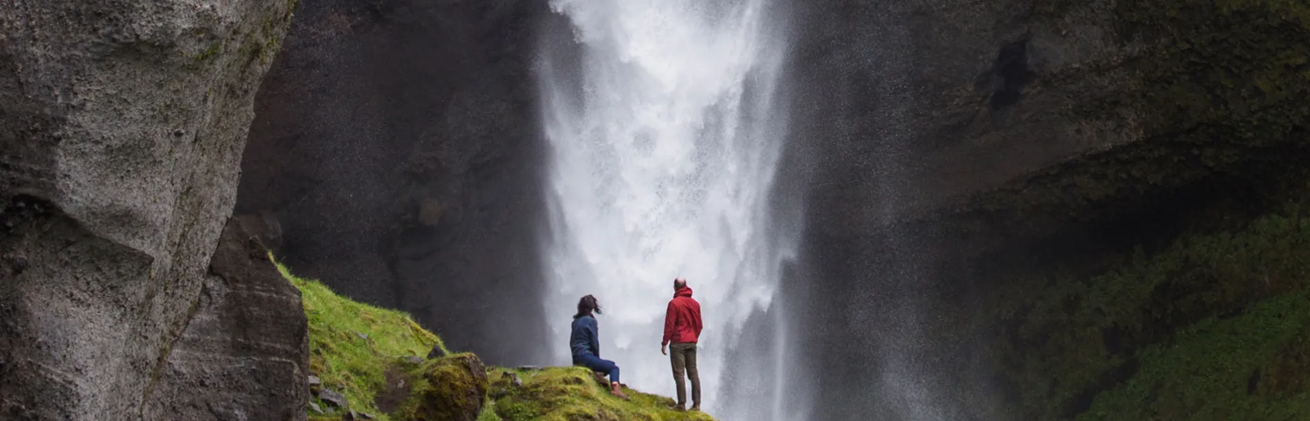 Par besøker fossefall på sør Island