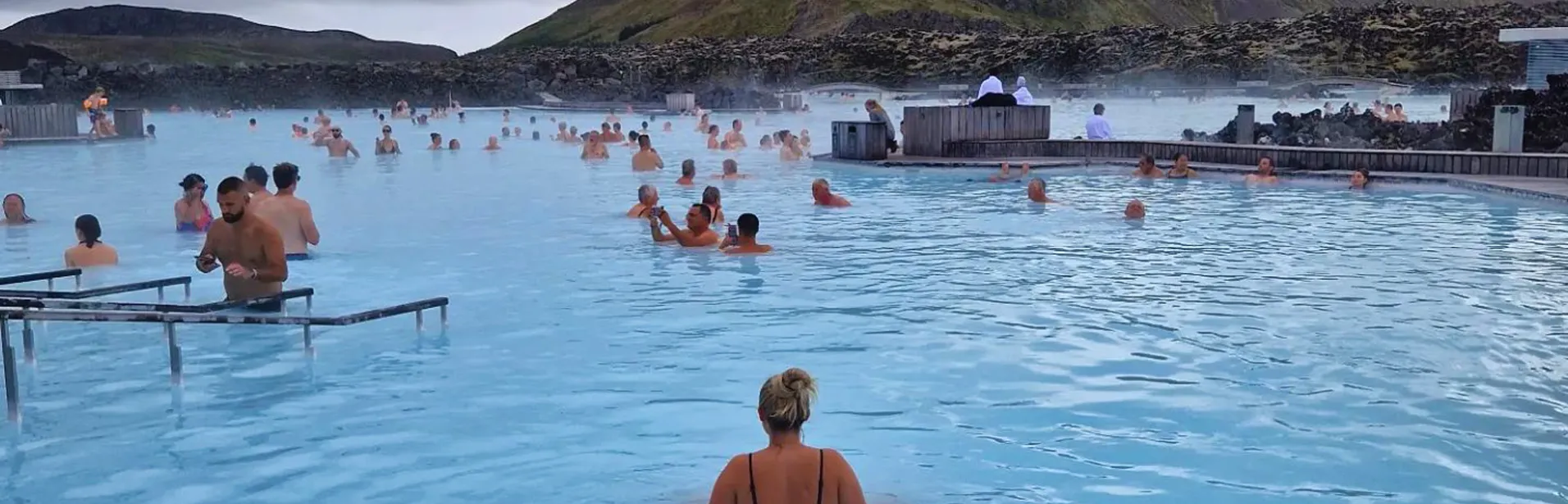 Badende i Den Blå Lagune, fotografert av Karen Kleiven.