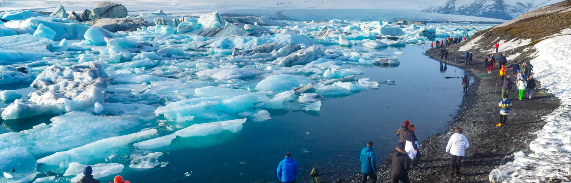 Besøkende ved Jökulsárlón isbrelagune.