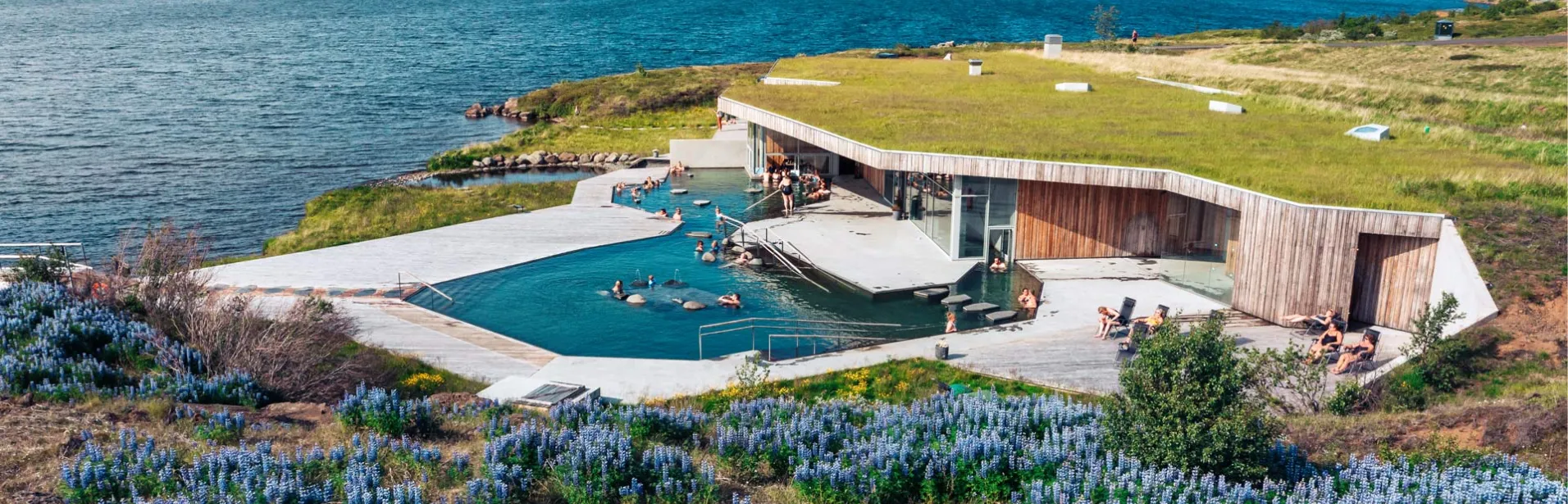 Besøkende bader i Vök Baths, Island.