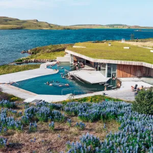 Besøkende bader i Vök Baths, Island.